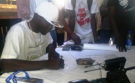 Anonyme fait des dédicaces sur son album